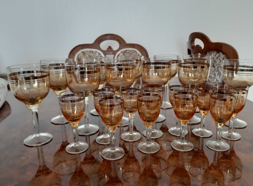 Tausch 10 Gläser, Höhe 15 cm, 200 ml, 10 Schnapsgläser, Höhe 11 cm, 40 ml. Guter Zustand, gepflegt g