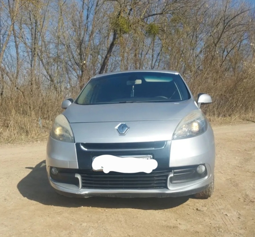 Renault Scenic aus 2013 abzugeben. Grauer Diesel m